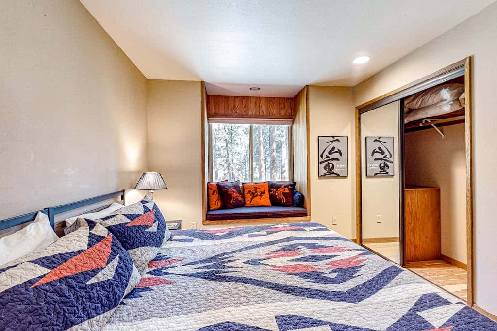 Mountain-view ranch house with fireplace, W&D, central AC & bikes - dog-friendly