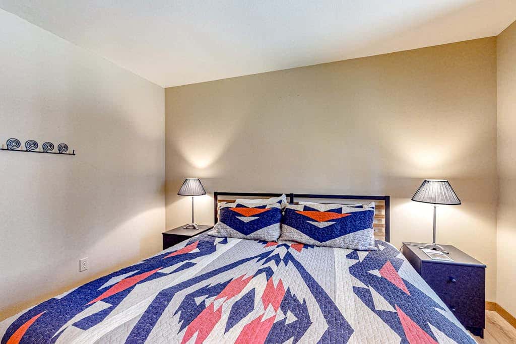 Mountain-view ranch house with fireplace, W&D, central AC & bikes - dog-friendly