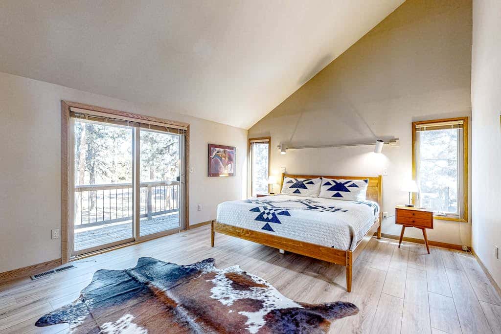 Mountain-view ranch house with fireplace, W&D, central AC & bikes - dog-friendly
