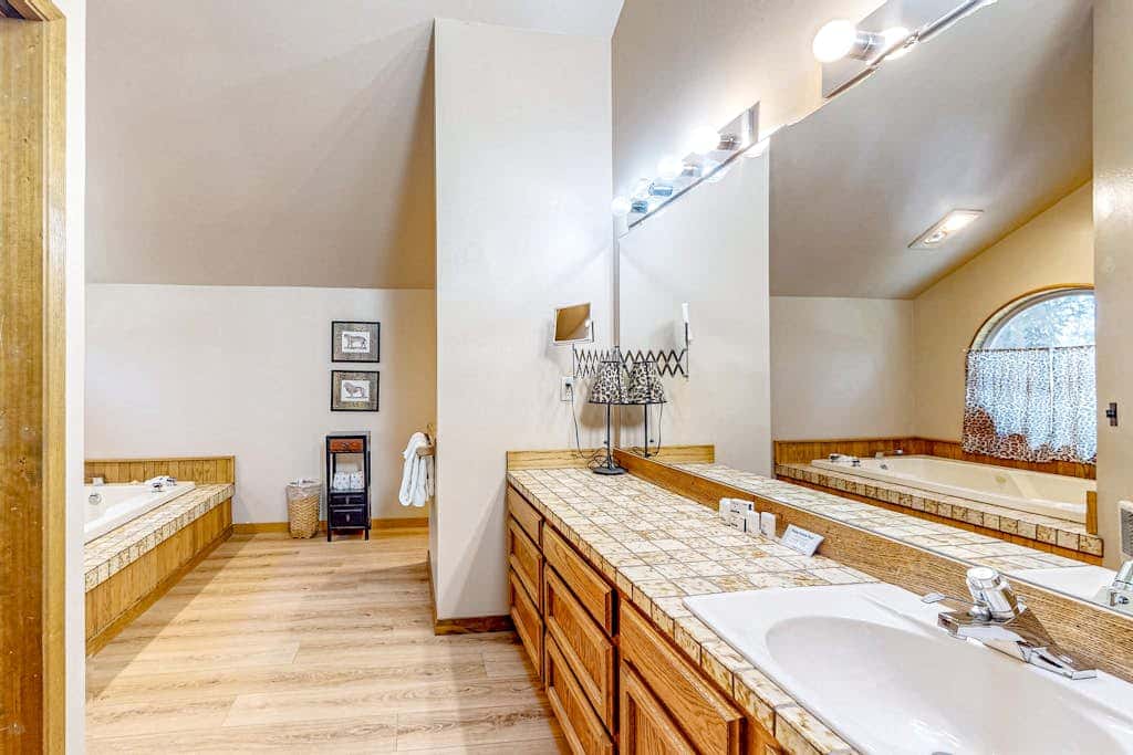 Mountain-view ranch house with fireplace, W&D, central AC & bikes - dog-friendly