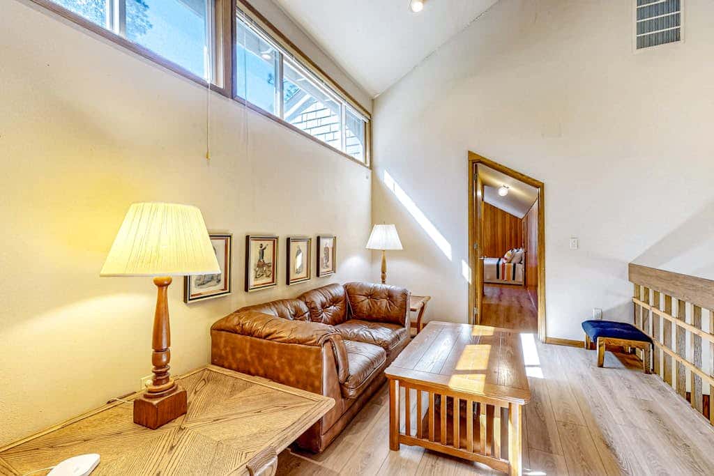 Mountain-view ranch house with fireplace, W&D, central AC & bikes - dog-friendly