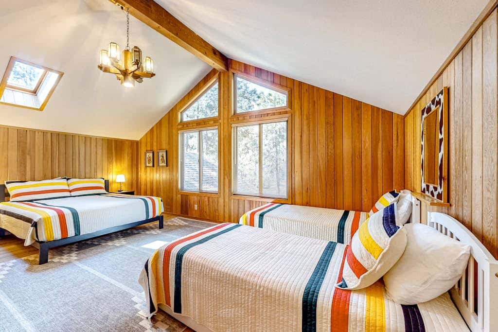 Mountain-view ranch house with fireplace, W&D, central AC & bikes - dog-friendly