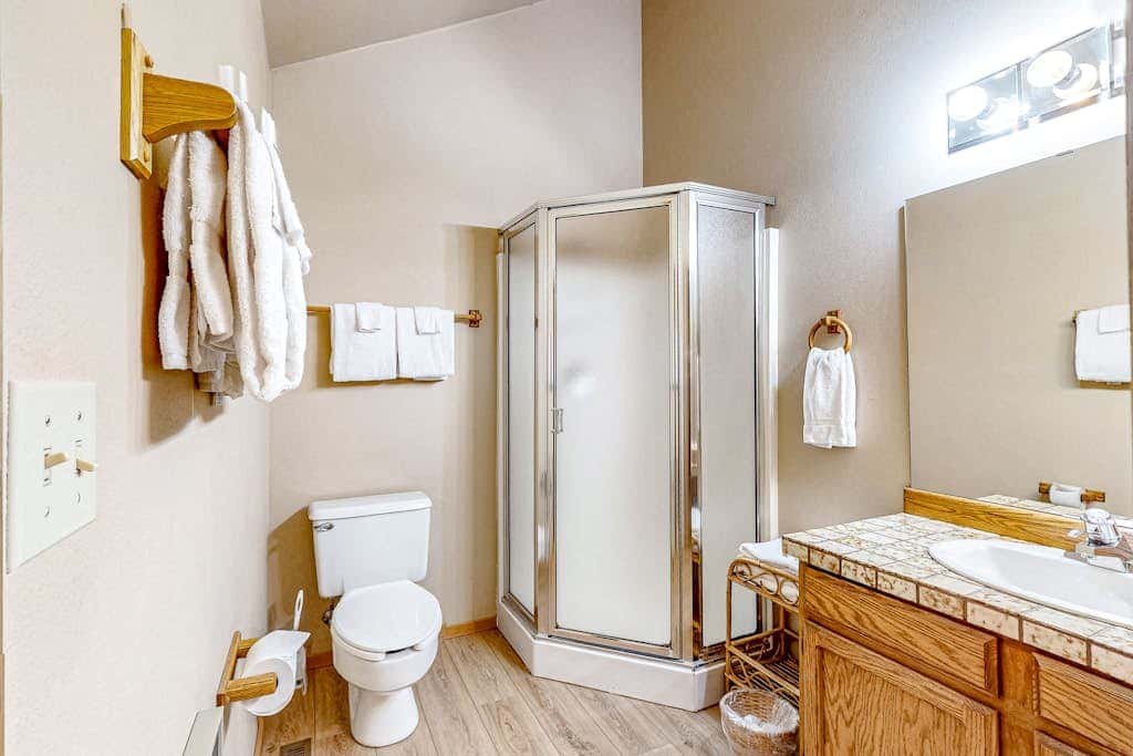 Mountain-view ranch house with fireplace, W&D, central AC & bikes - dog-friendly