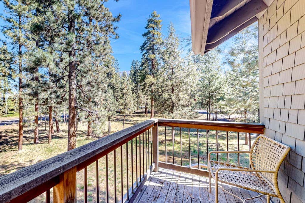 Mountain-view ranch house with fireplace, W&D, central AC & bikes - dog-friendly