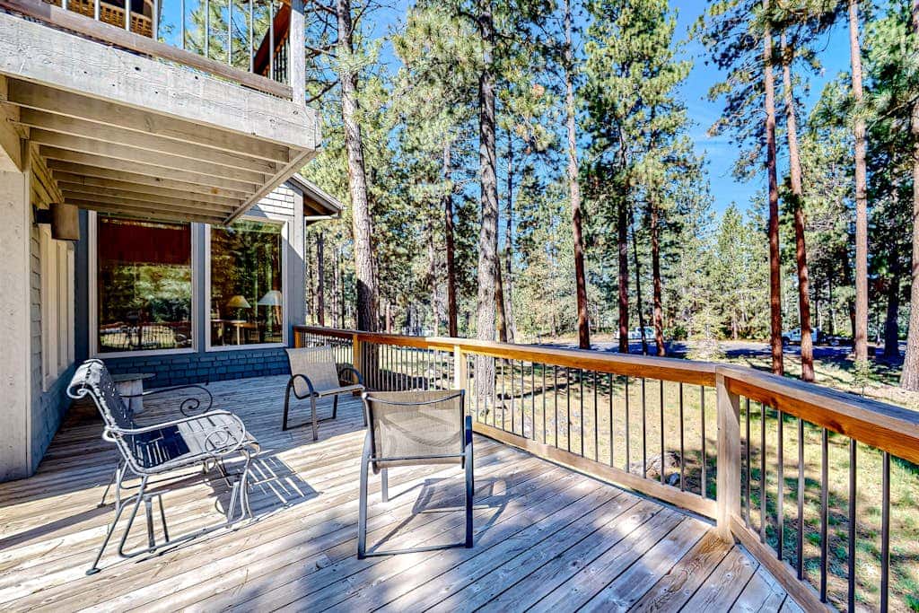 Mountain-view ranch house with fireplace, W&D, central AC & bikes - dog-friendly