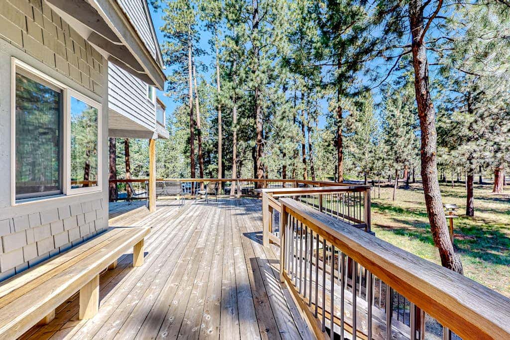 Mountain-view ranch house with fireplace, W&D, central AC & bikes - dog-friendly