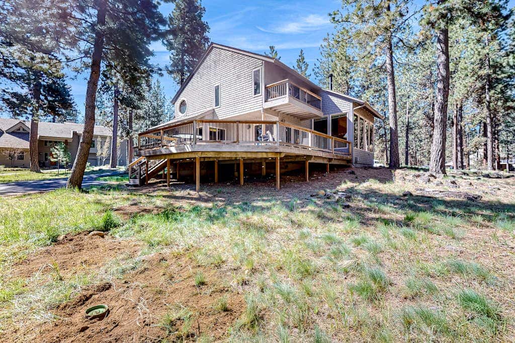 Mountain-view ranch house with fireplace, W&D, central AC & bikes - dog-friendly