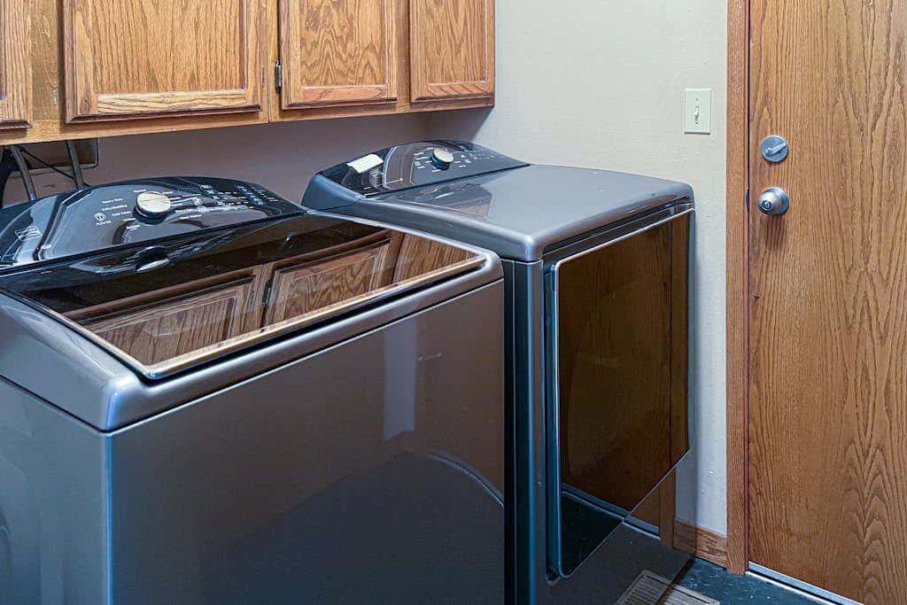 Mountain-view ranch house with fireplace, W&D, central AC & bikes - dog-friendly
