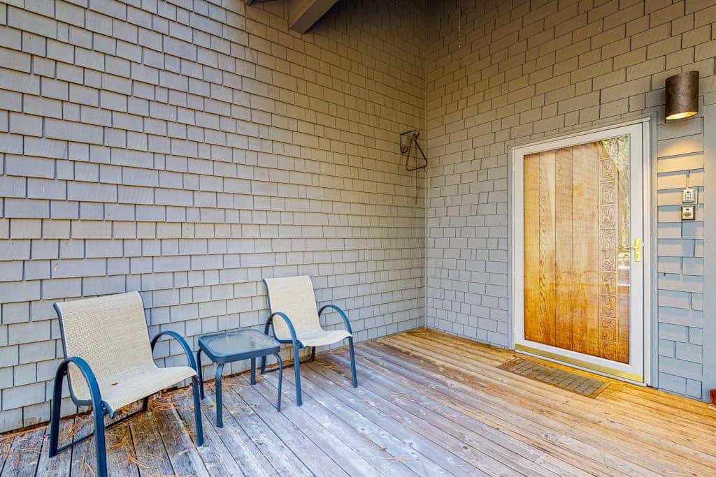 Mountain-view ranch house with fireplace, W&D, central AC & bikes - dog-friendly