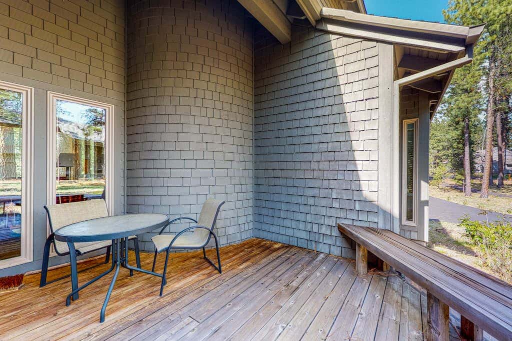 Mountain-view ranch house with fireplace, W&D, central AC & bikes - dog-friendly