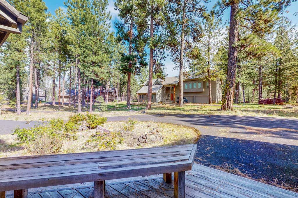 Mountain-view ranch house with fireplace, W&D, central AC & bikes - dog-friendly