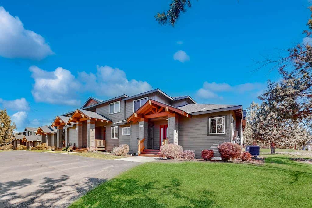 Relaxation & Adventure in Eagle Crest - Charming Townhouse with Resort Amenities