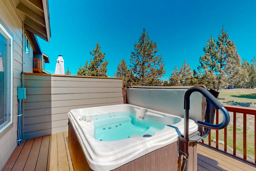 Relaxation & Adventure in Eagle Crest - Charming Townhouse with Resort Amenities