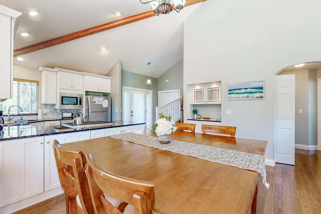 Relaxation & Adventure in Eagle Crest - Charming Townhouse with Resort Amenities