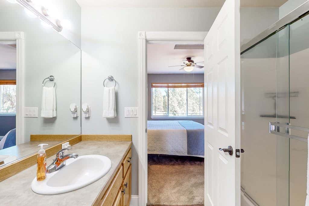 Relaxation & Adventure in Eagle Crest - Charming Townhouse with Resort Amenities