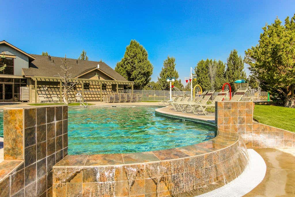 Relaxation & Adventure in Eagle Crest - Charming Townhouse with Resort Amenities