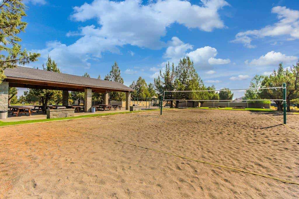 Relaxation & Adventure in Eagle Crest - Charming Townhouse with Resort Amenities