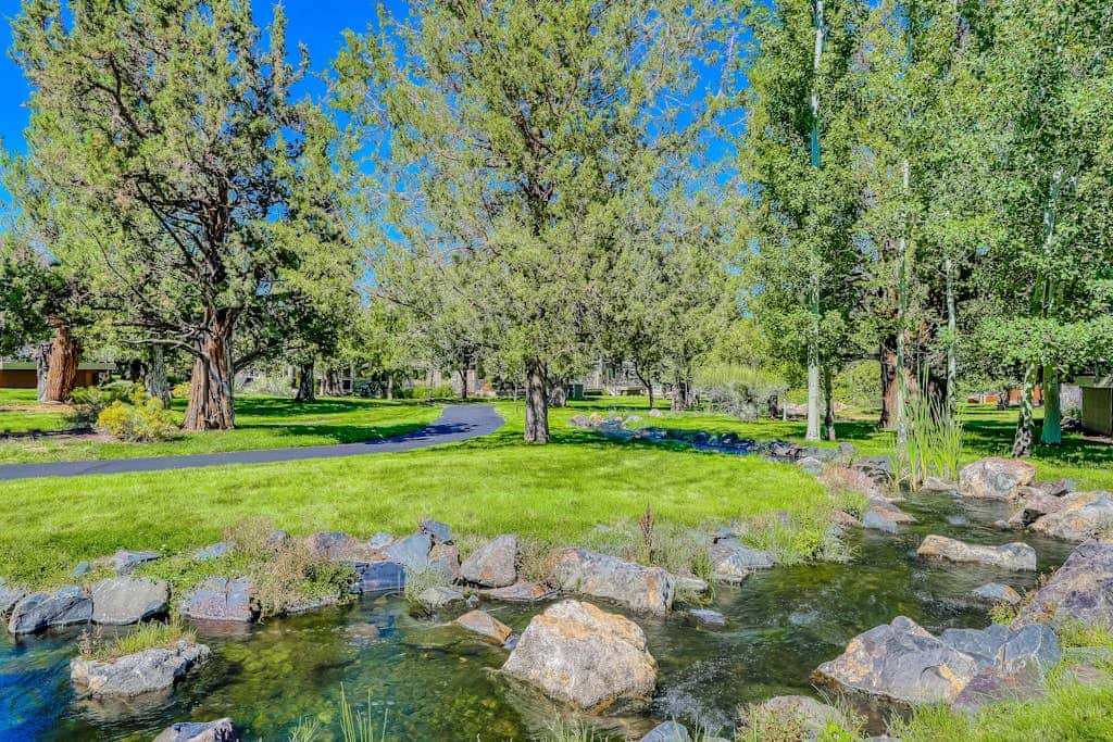 Relaxation & Adventure in Eagle Crest - Charming Townhouse with Resort Amenities