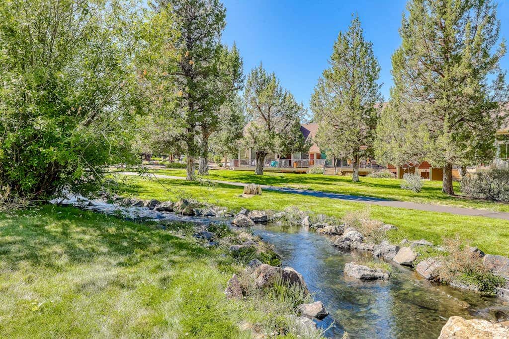 Relaxation & Adventure in Eagle Crest - Charming Townhouse with Resort Amenities