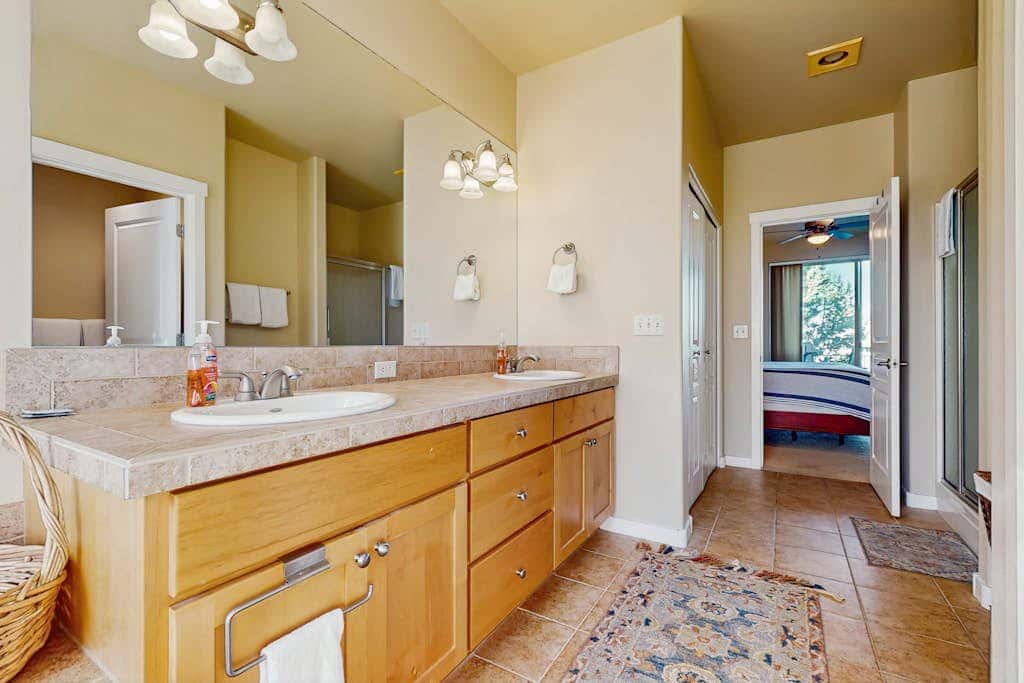 Dog-friendly townhome with mountain views, pools, hot tubs, fitness room, & W&D