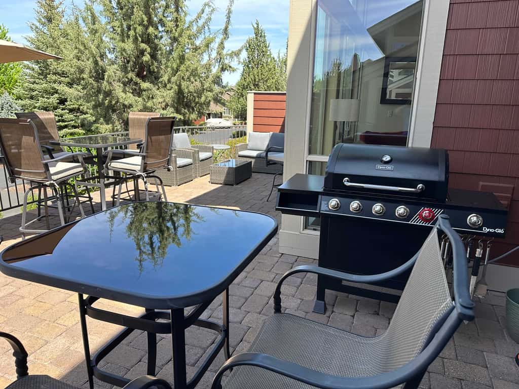 Dog-friendly townhome with mountain views, pools, hot tubs, fitness room, & W&D