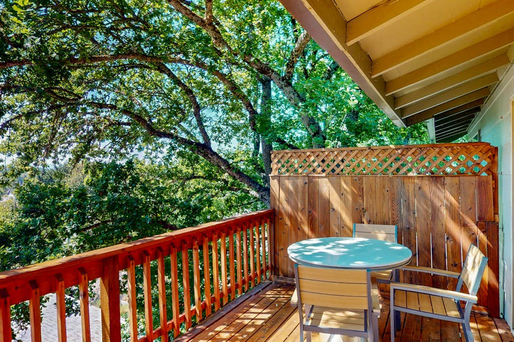 Full duplex with patio-deck, mountain views, washer&dryer, dogs allowed
