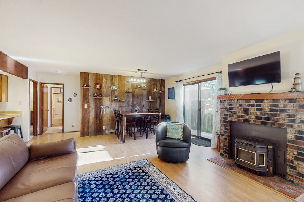 Family friendly home near the ocean with a yard, gas grill, full kitchen, W&D