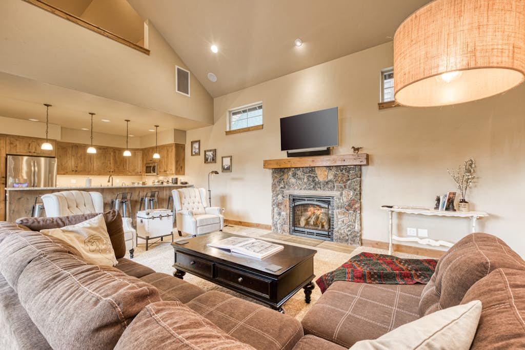 Downtown Sisters home with private hot tub & fenced yard - dogs welcome