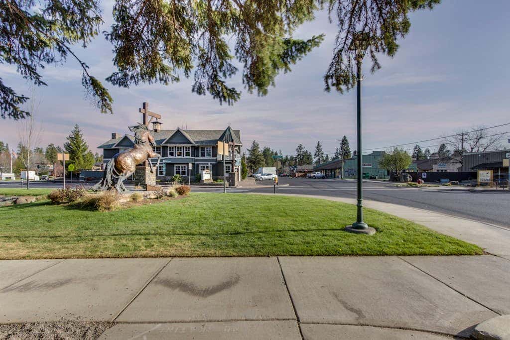 Downtown Sisters home with private hot tub & fenced yard - dogs welcome
