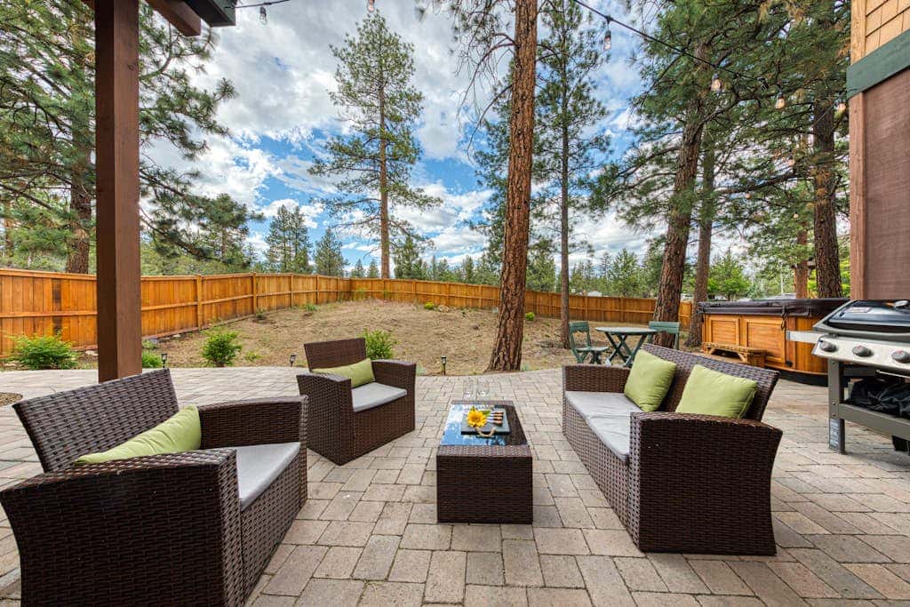Downtown Sisters home with private hot tub & fenced yard - dogs welcome