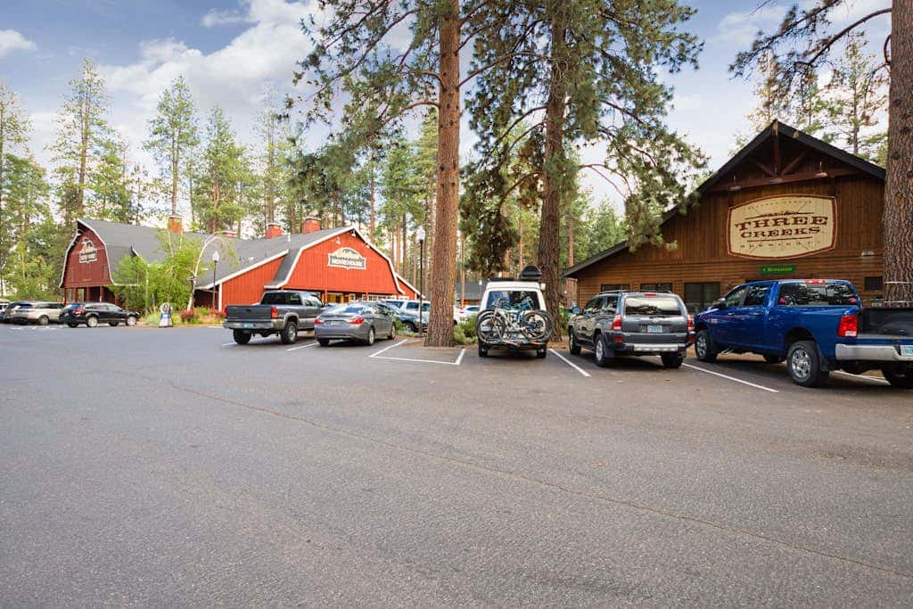 Downtown Sisters home with private hot tub & fenced yard - dogs welcome