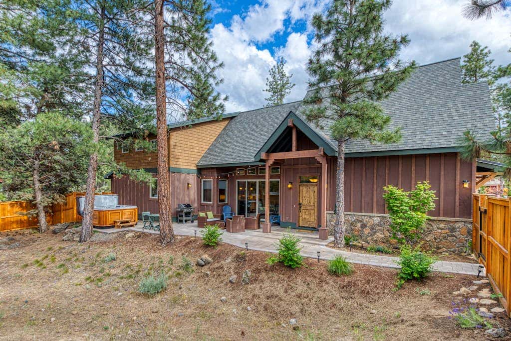 Downtown Sisters home with private hot tub & fenced yard - dogs welcome