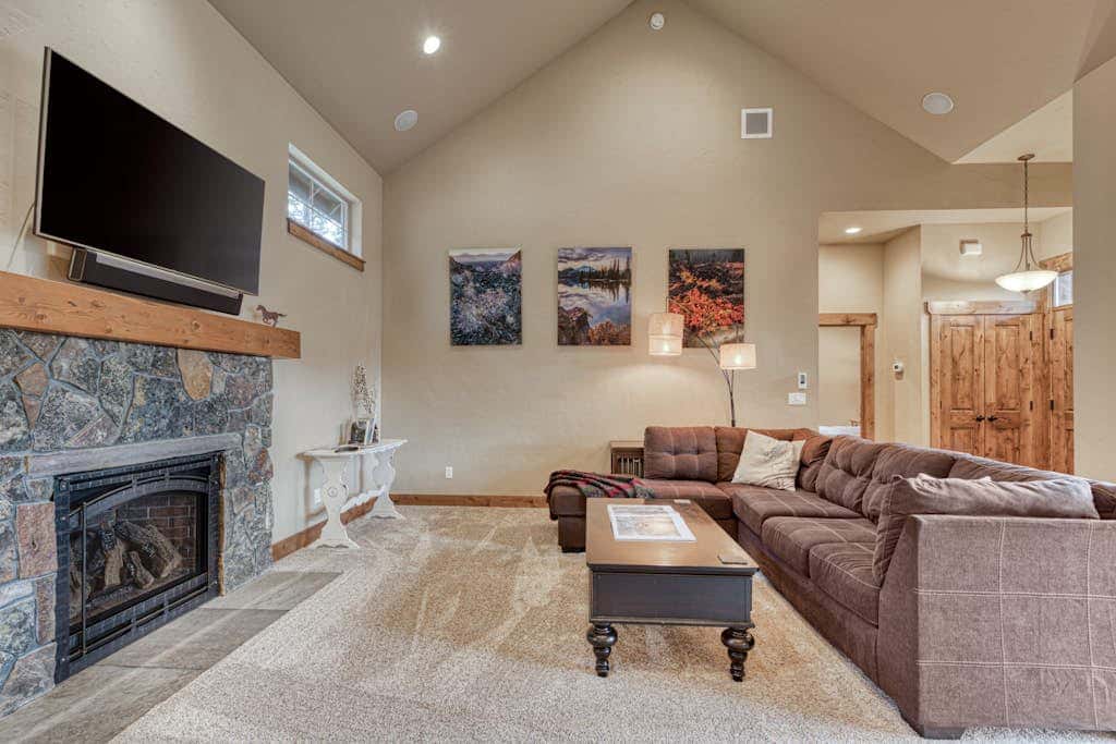 Downtown Sisters home with private hot tub & fenced yard - dogs welcome