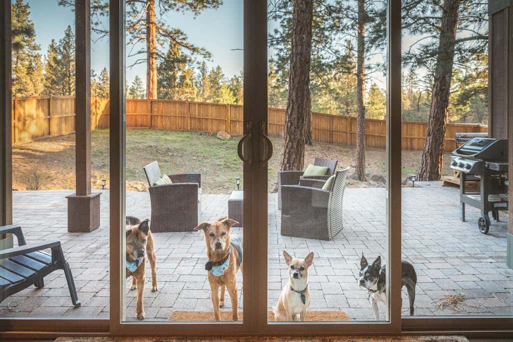 Downtown Sisters home with private hot tub & fenced yard - dogs welcome