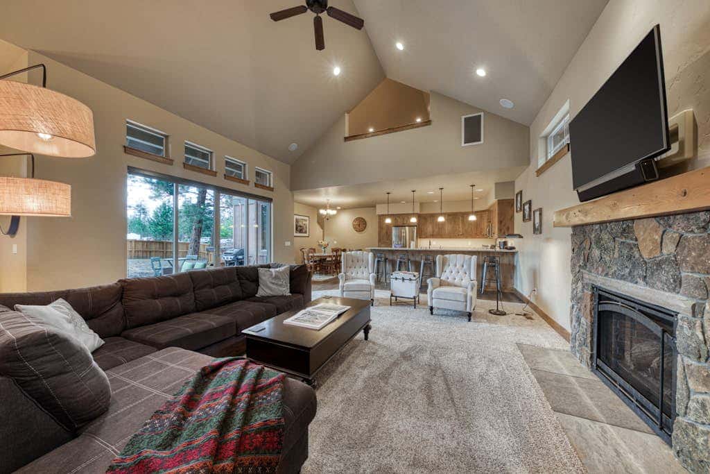 Downtown Sisters home with private hot tub & fenced yard - dogs welcome
