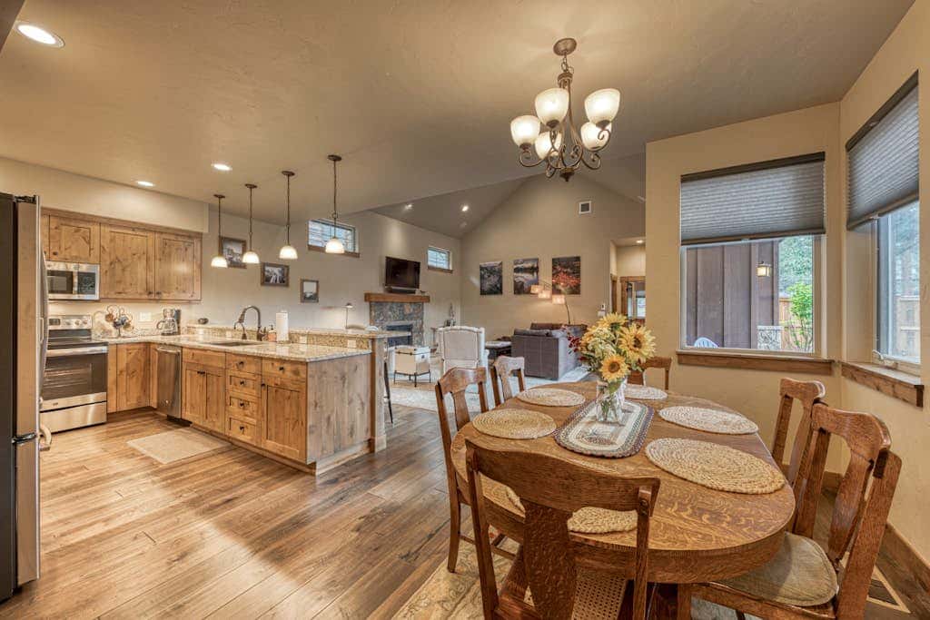 Downtown Sisters home with private hot tub & fenced yard - dogs welcome