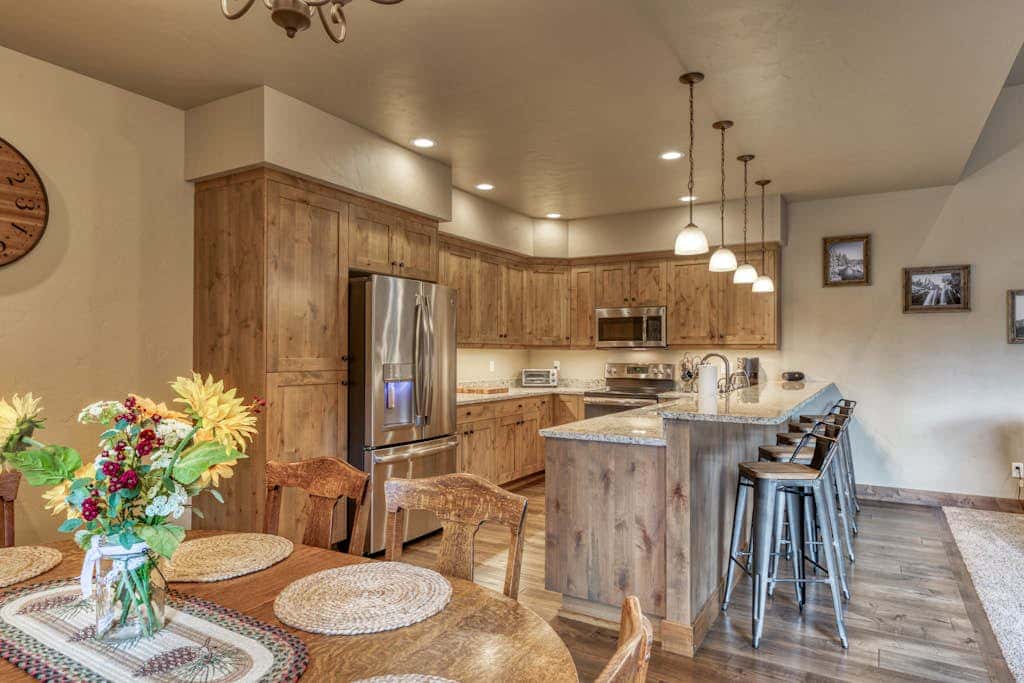 Downtown Sisters home with private hot tub & fenced yard - dogs welcome