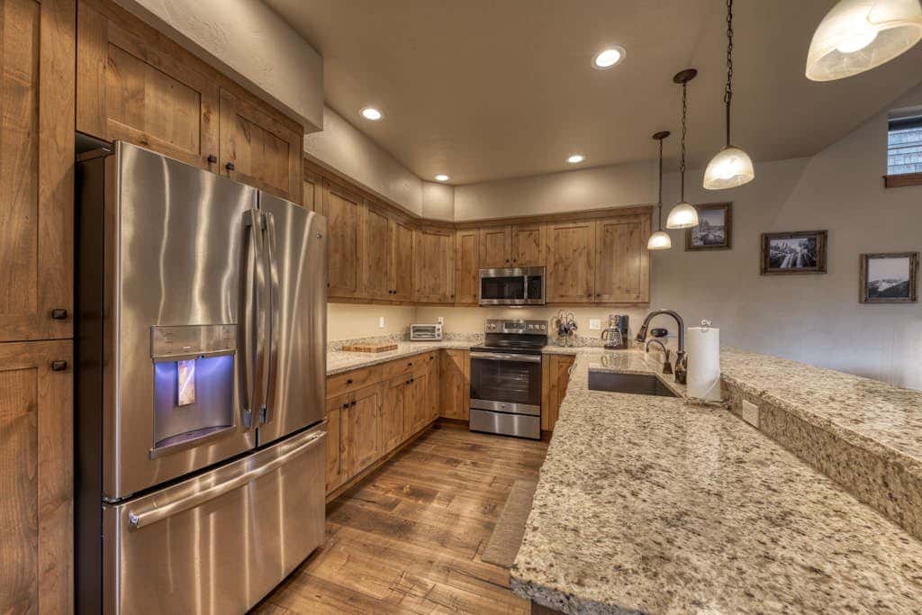 Downtown Sisters home with private hot tub & fenced yard - dogs welcome