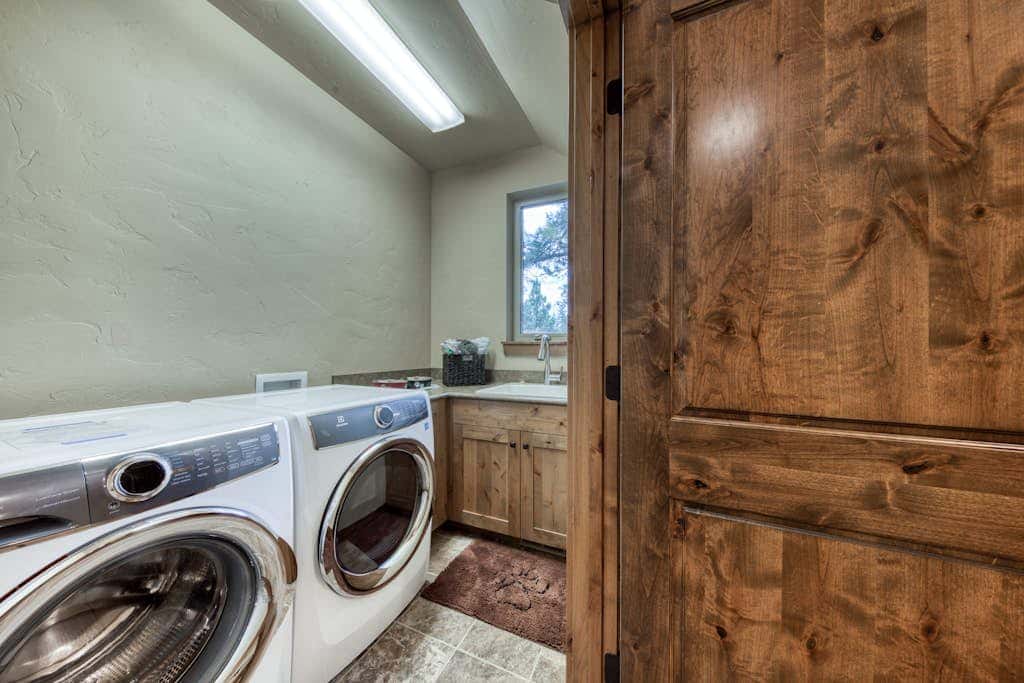 Downtown Sisters home with private hot tub & fenced yard - dogs welcome