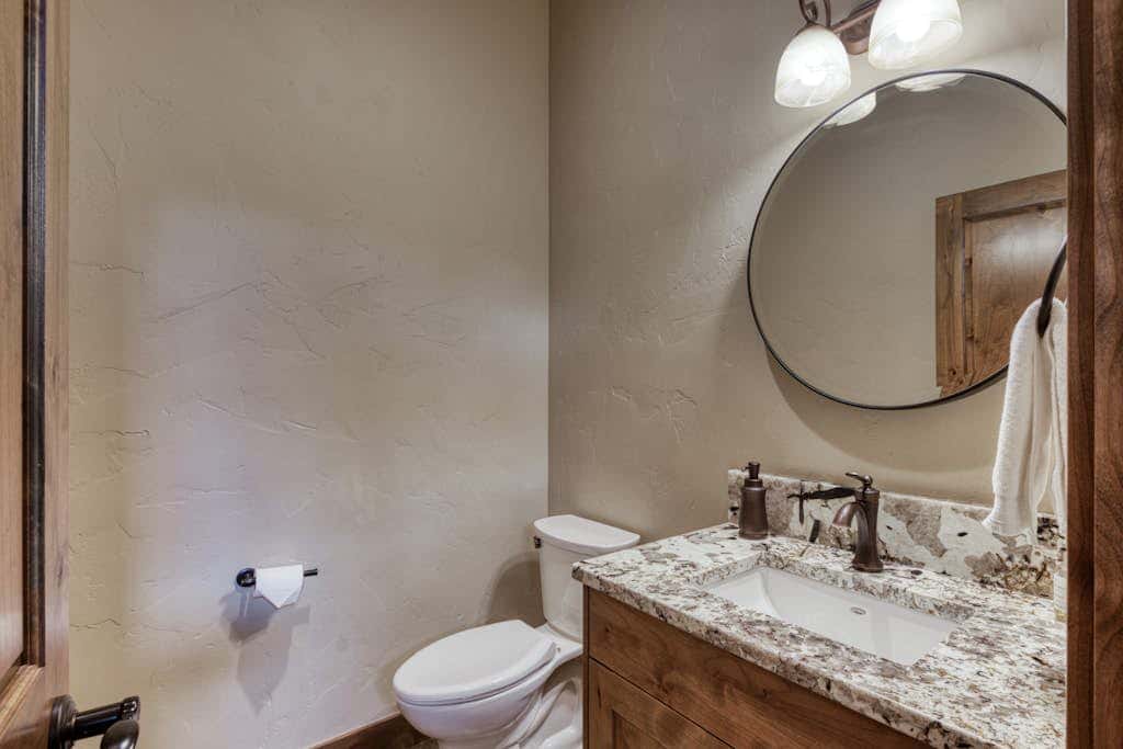 Downtown Sisters home with private hot tub & fenced yard - dogs welcome