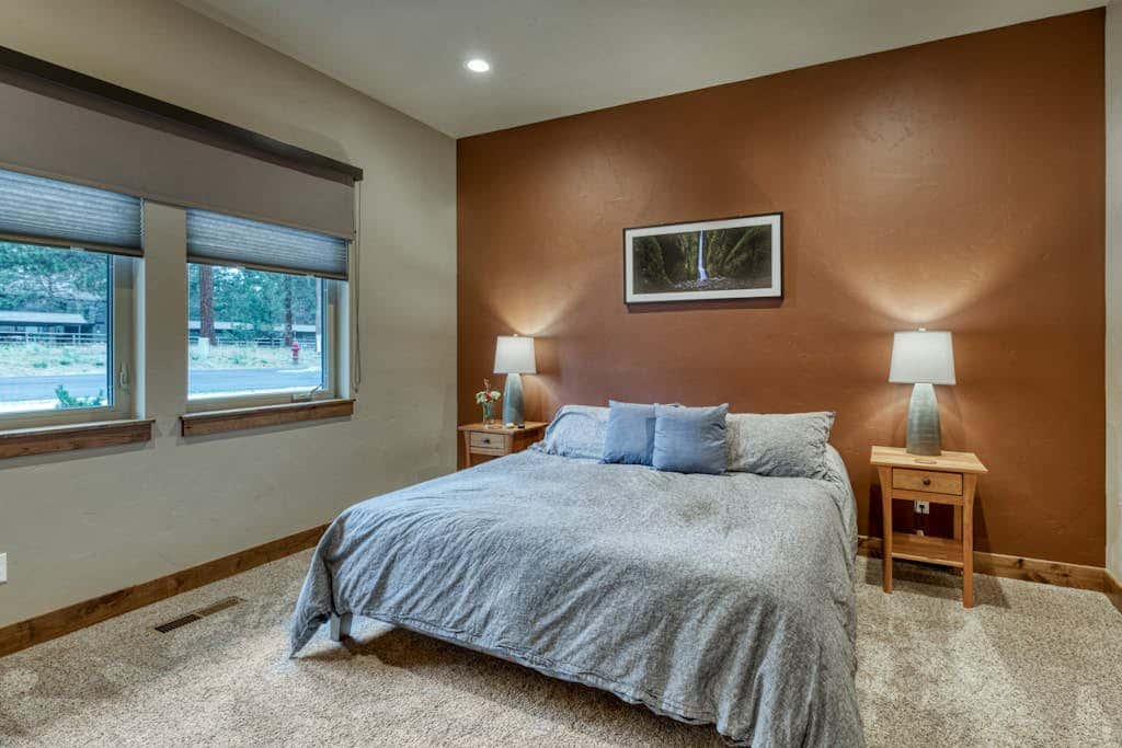 Downtown Sisters home with private hot tub & fenced yard - dogs welcome