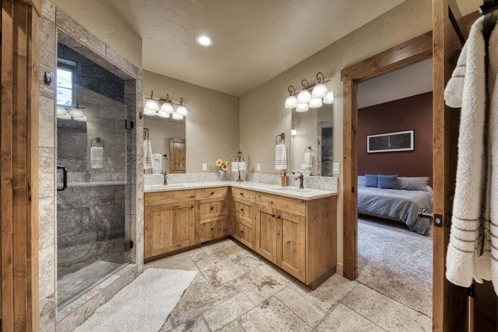 Downtown Sisters home with private hot tub & fenced yard - dogs welcome