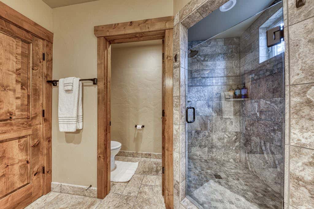 Downtown Sisters home with private hot tub & fenced yard - dogs welcome
