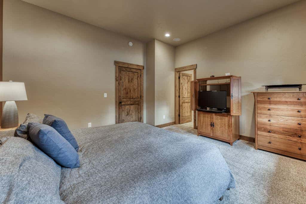 Downtown Sisters home with private hot tub & fenced yard - dogs welcome