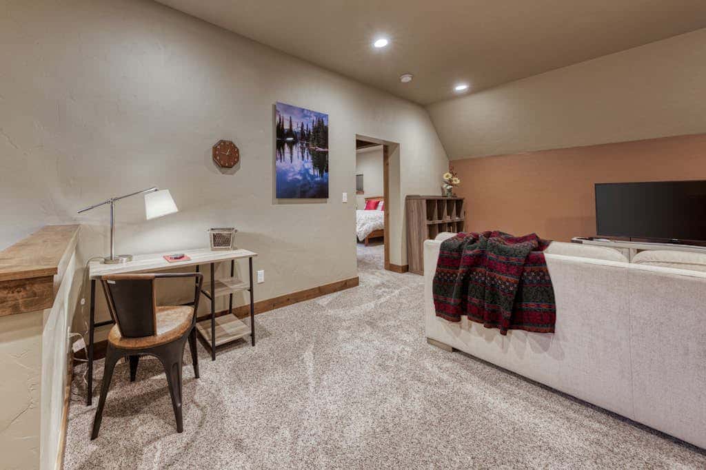 Downtown Sisters home with private hot tub & fenced yard - dogs welcome