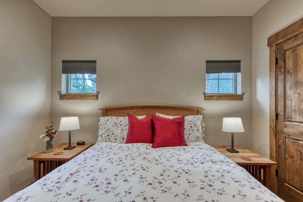 Downtown Sisters home with private hot tub & fenced yard - dogs welcome
