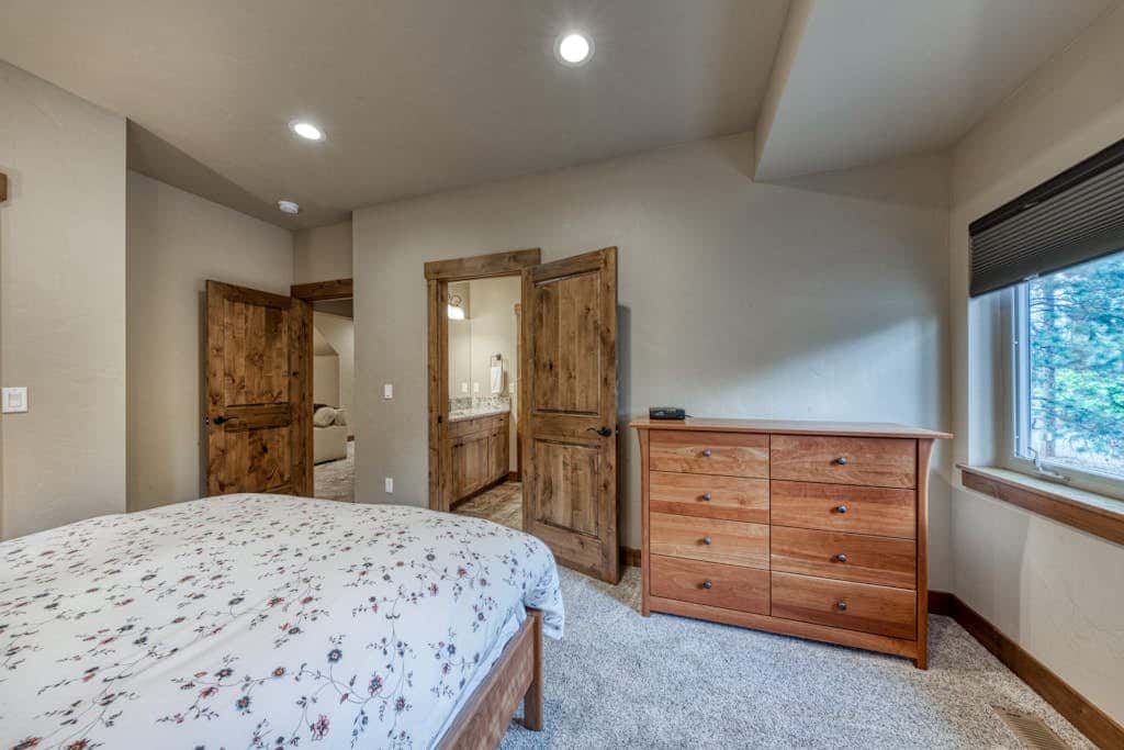 Downtown Sisters home with private hot tub & fenced yard - dogs welcome