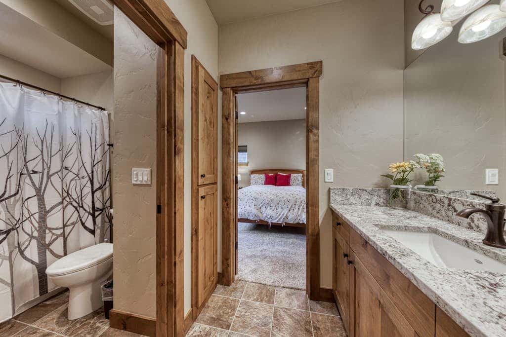 Downtown Sisters home with private hot tub & fenced yard - dogs welcome
