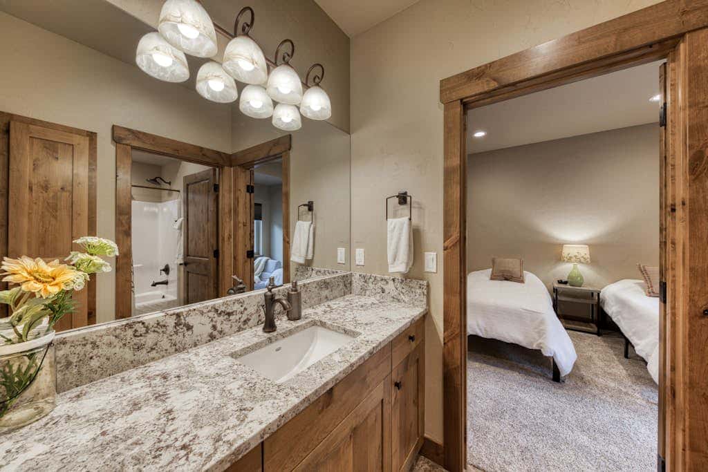 Downtown Sisters home with private hot tub & fenced yard - dogs welcome