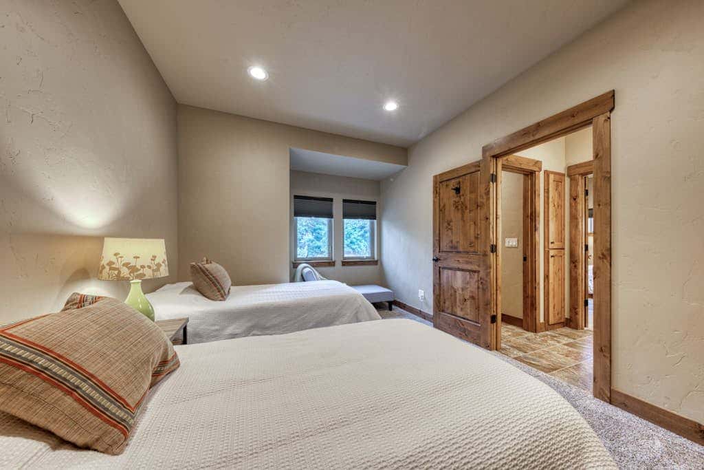 Downtown Sisters home with private hot tub & fenced yard - dogs welcome